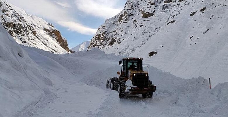  Van Büyükşehir Belediyesi Kardan Dağlarını Aşıyor