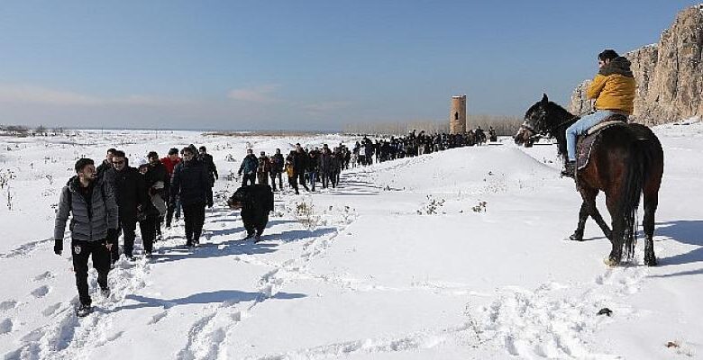  Van’da “Kar yürüyüşü ve Kartopu Festivali” düzenlendi