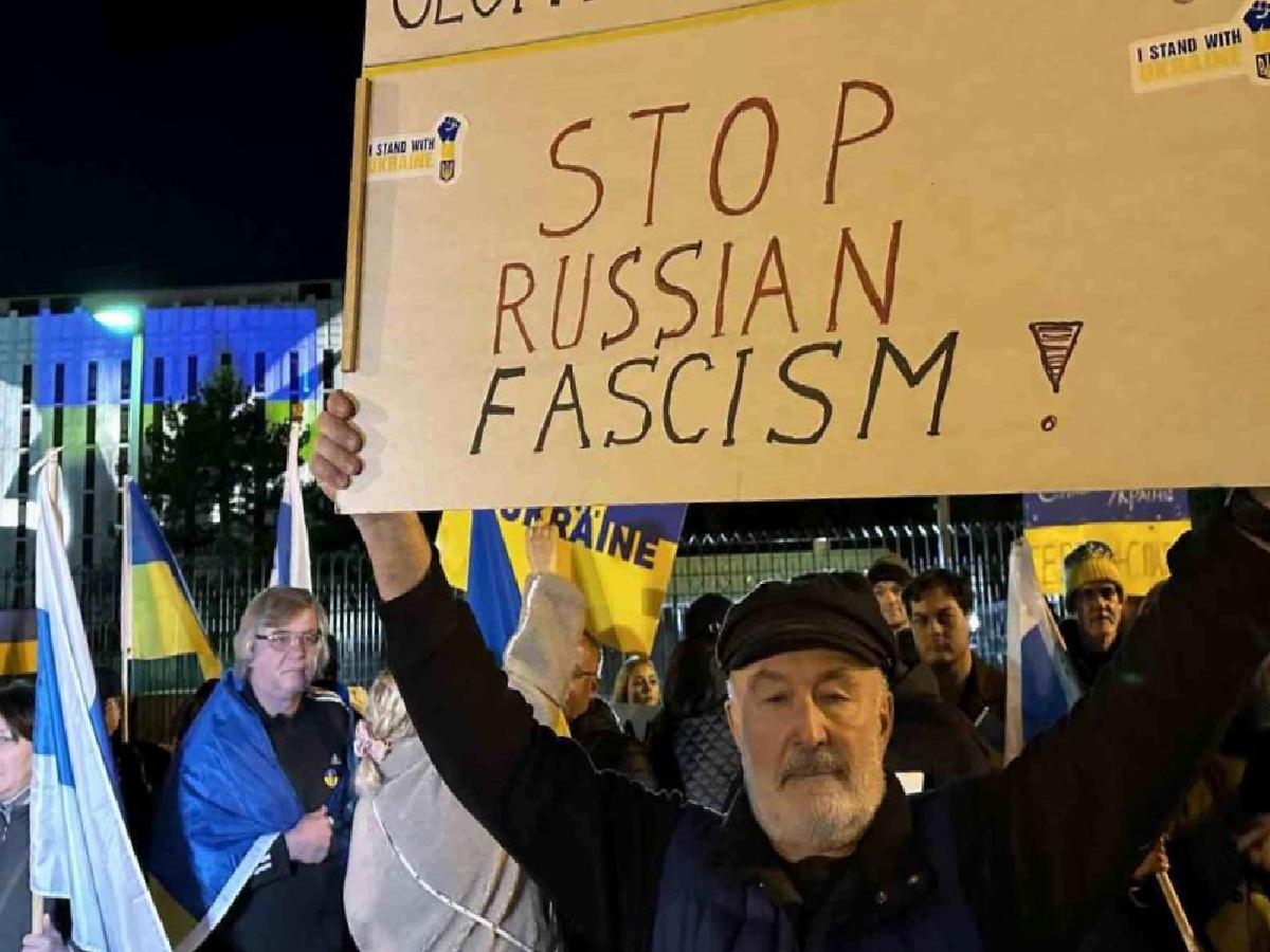 ABD’de Rusya büyükelçiliğinin binasına Ukrayna bayrağı yansıtıldı