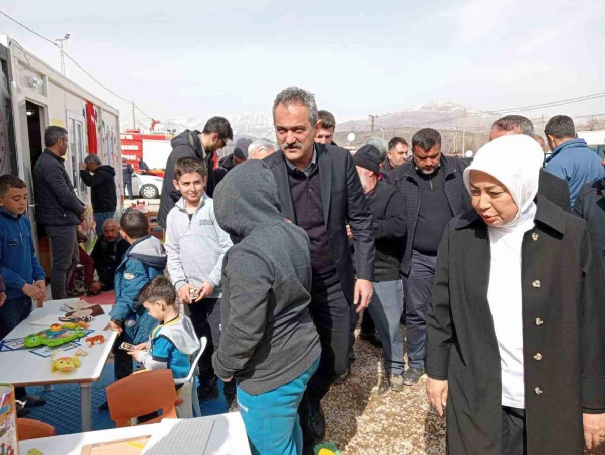 Bakan Özer, Doğanşehir’de konteyner kenti ziyaret etti