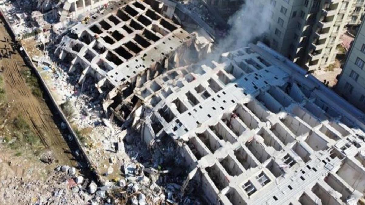 Depremde yıkılan Rönesans Rezidans’ın müteahhidi, İstanbul Havalimanı’nda gözaltına alındı