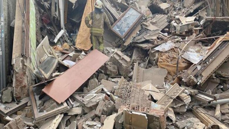  Fatih’te 2 katlı metruk bina çöktü