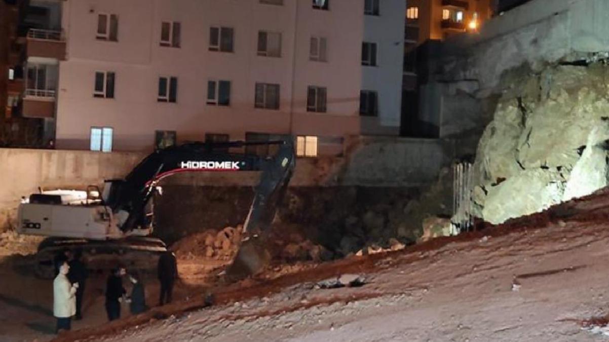 İnşaat kazısında 2 apartmanın istinat duvarı çöktü; 34 daire tahliye edildi