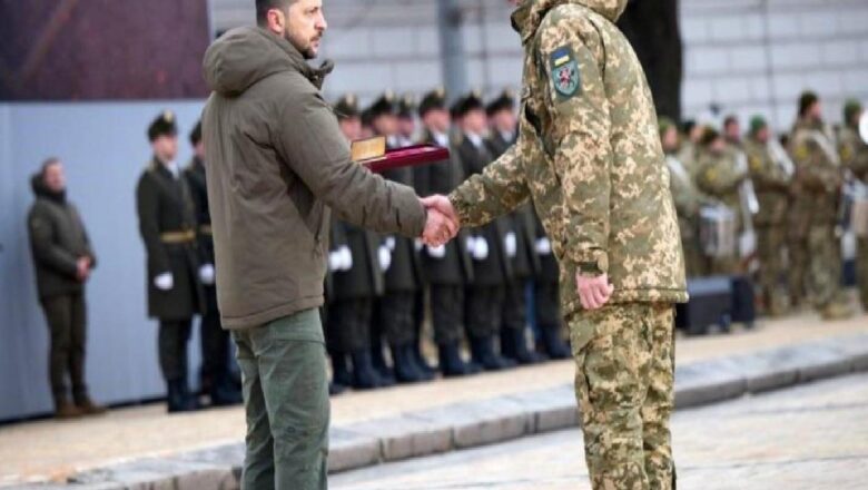  Zelenskiy’den savaşın yıl dönümünde askerlere devlet nişanı