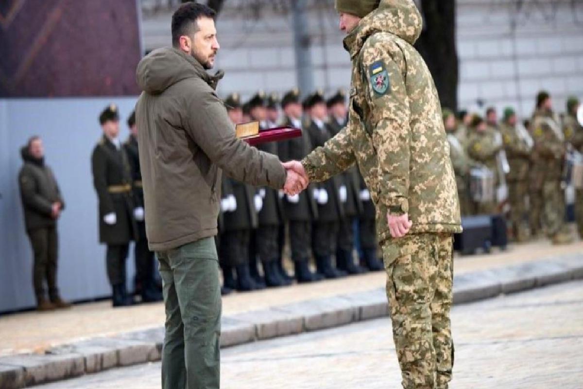Zelenskiy’den savaşın yıl dönümünde askerlere devlet nişanı