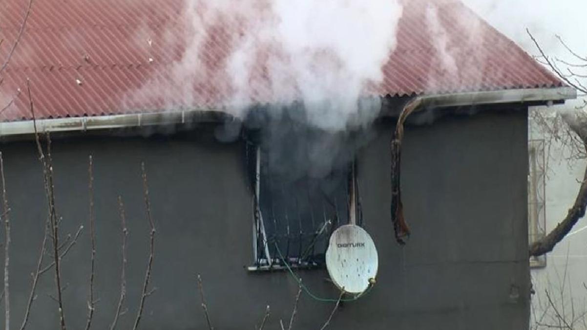 Ailesiyle birlikte oturduğu evi ateşe verdi