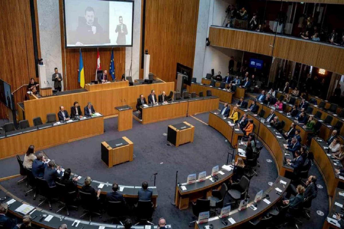Avusturya’da aşırı sağcı milletvekilleri Zelenskiy konuşurken meclisi terk etti