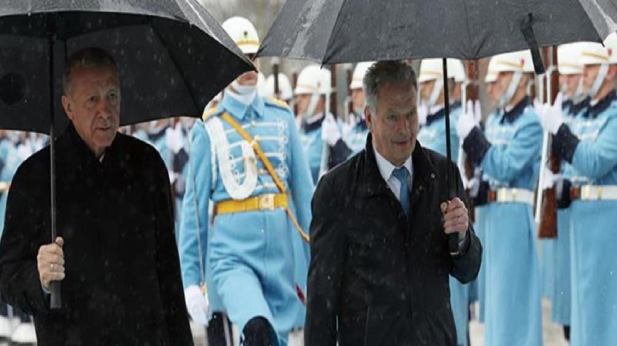 Cumhurbaşkanı Erdoğan, Fin gazeteciye ayakkabı hediye etti