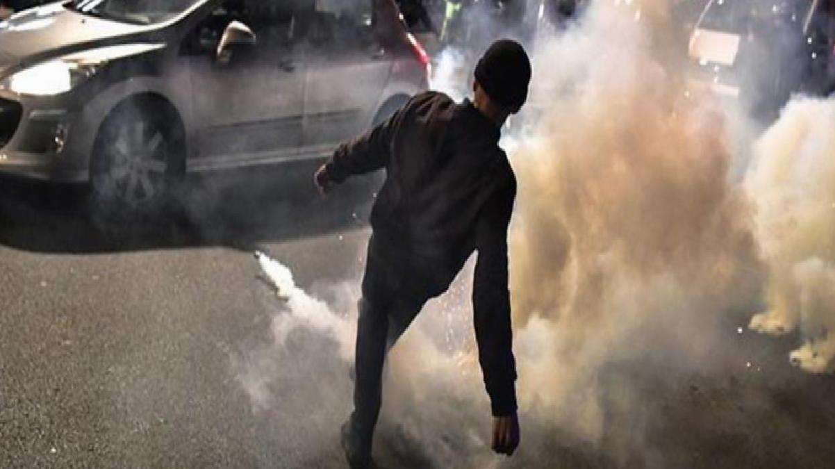 Fransa’da tansiyon düşmüyor! Gösterilerde, polis müdahalesiyle bir kişinin parmağının koptuğu iddia edildi