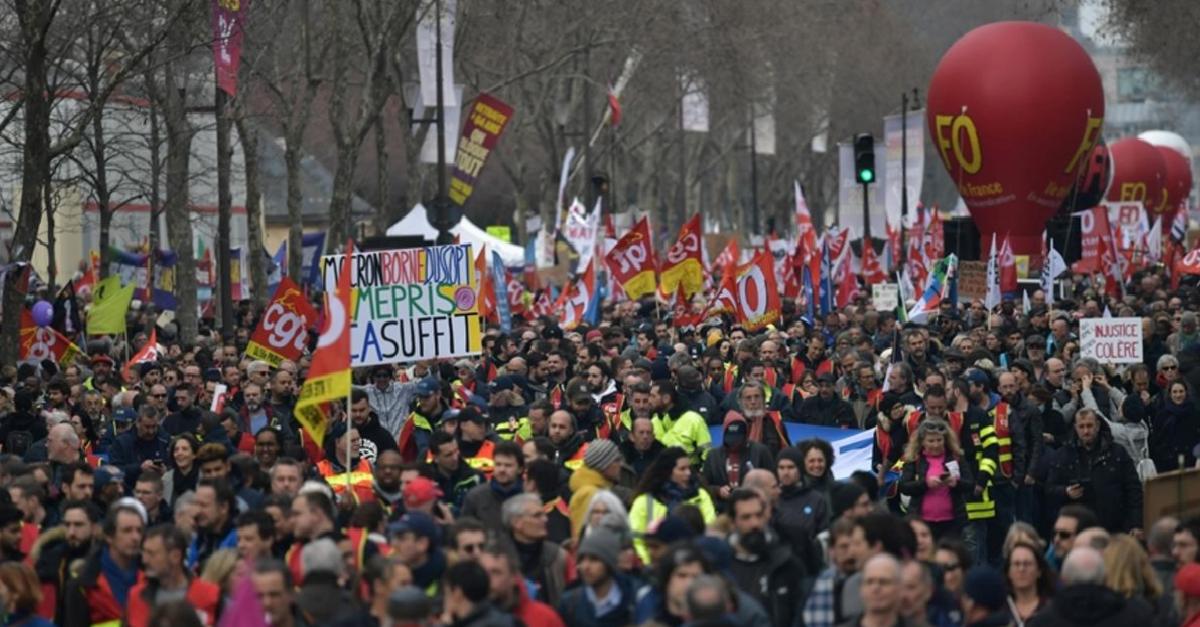 Fransa’da tartışmalı emeklilik ıslahatı onaylandı