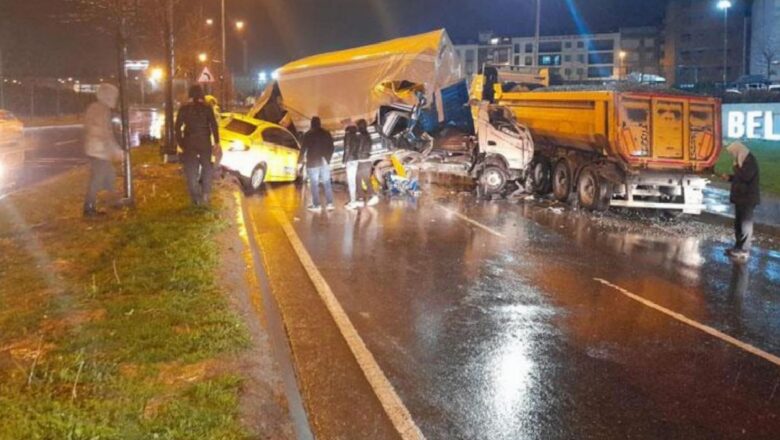  Hafriyat kamyonuna çarpan kamyonet taksiyi altına aldı! 3 kişi yaralandı