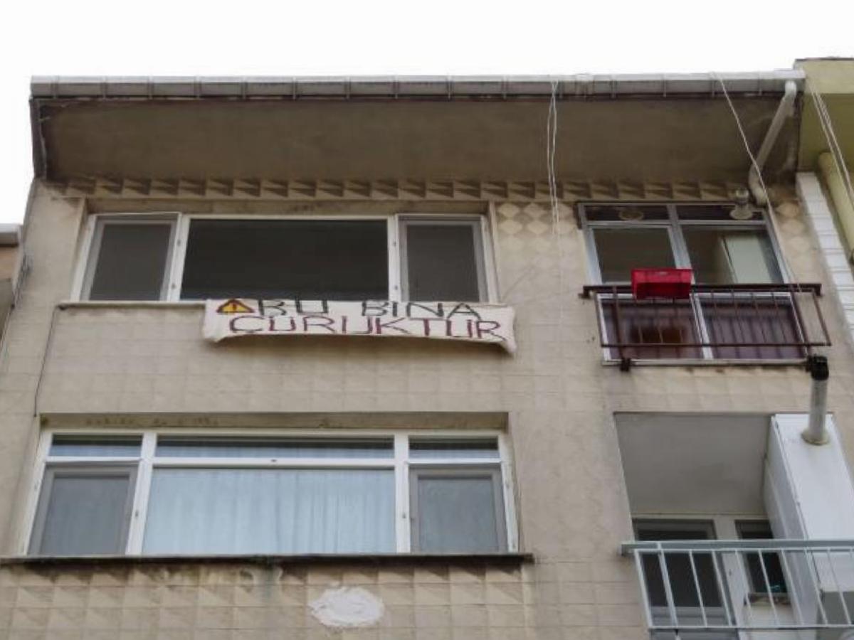 Kiracı olduğu evin balkonuna “Bu bina çürüktür” pankartı asıp daireyi boşalttı