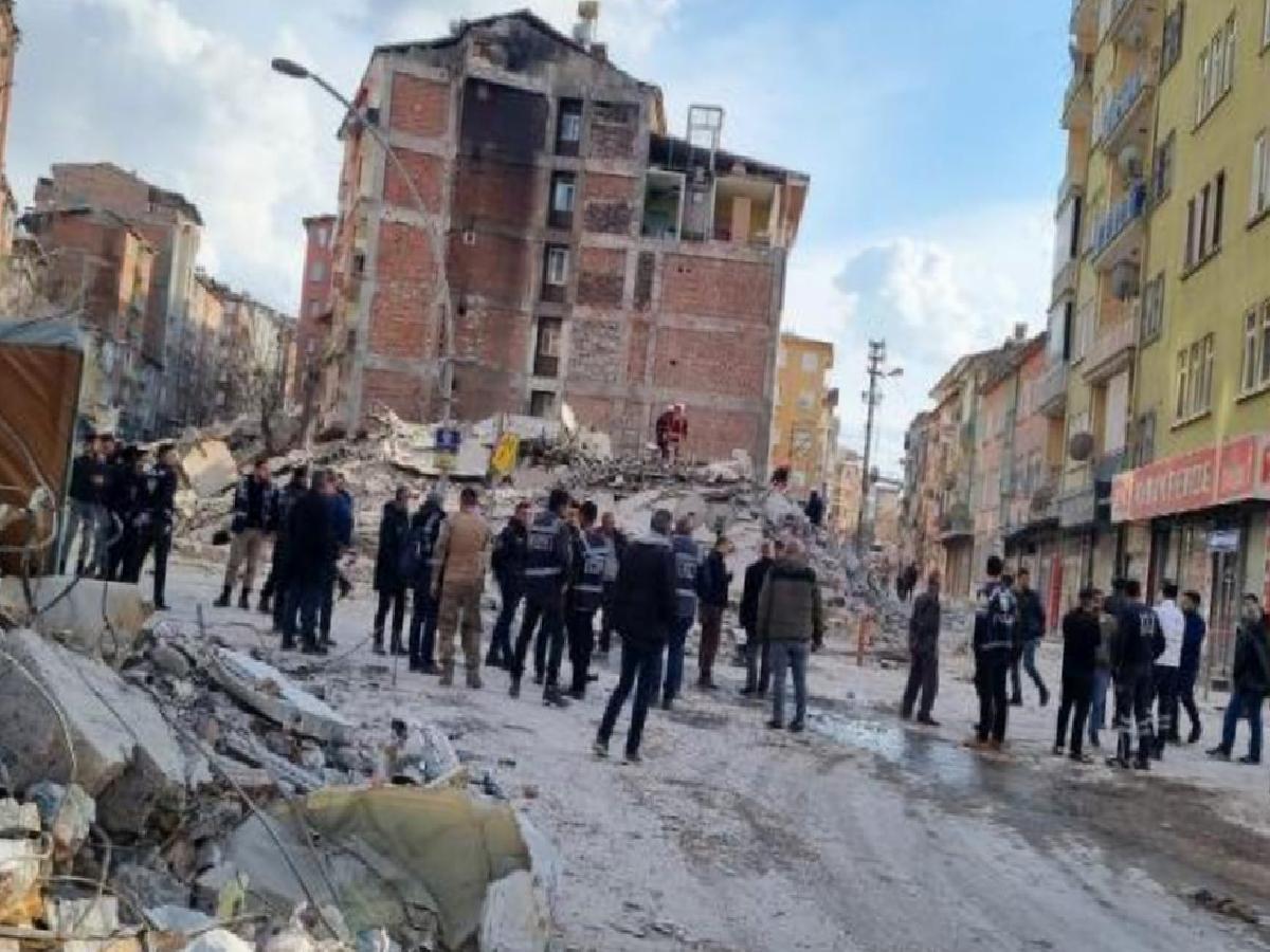 Malatya’da ağır hasarlı 6 katlı bina kendiliğinden çöktü! Ekipler arama kurtarma çalışması başlattı