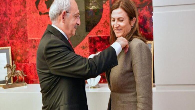  Öldürülen Diyarbakır Baro Başkanı Tahir Elçi’nin eşi CHP’ye katıldı! Rozetini Kılıçdaroğlu taktı