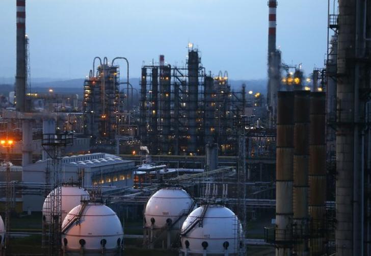 OPEC+ umutları petrolü yükseltse de emtia, haftayı ekside kapatacak gibi görünüyor