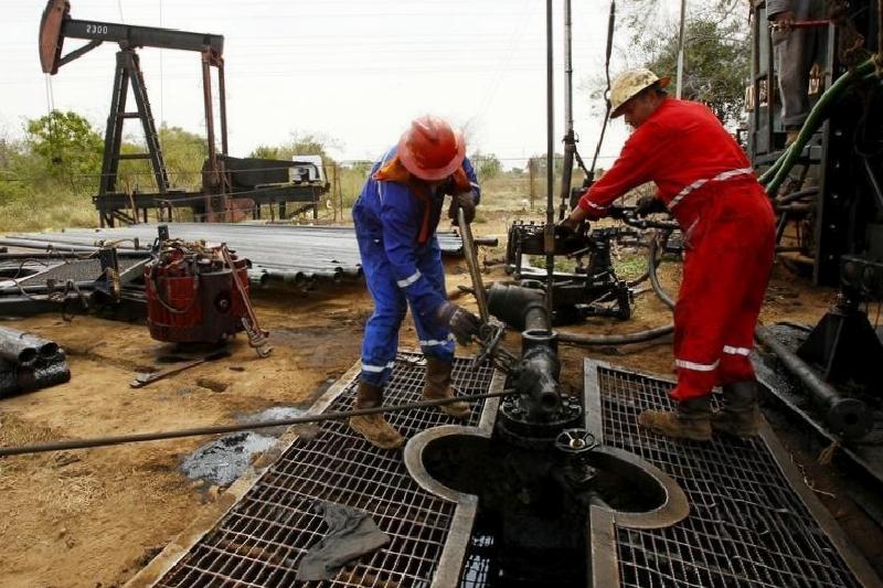 Petrol, jeopolitik risklerin etkisiyle haftaya yükselişle başladı