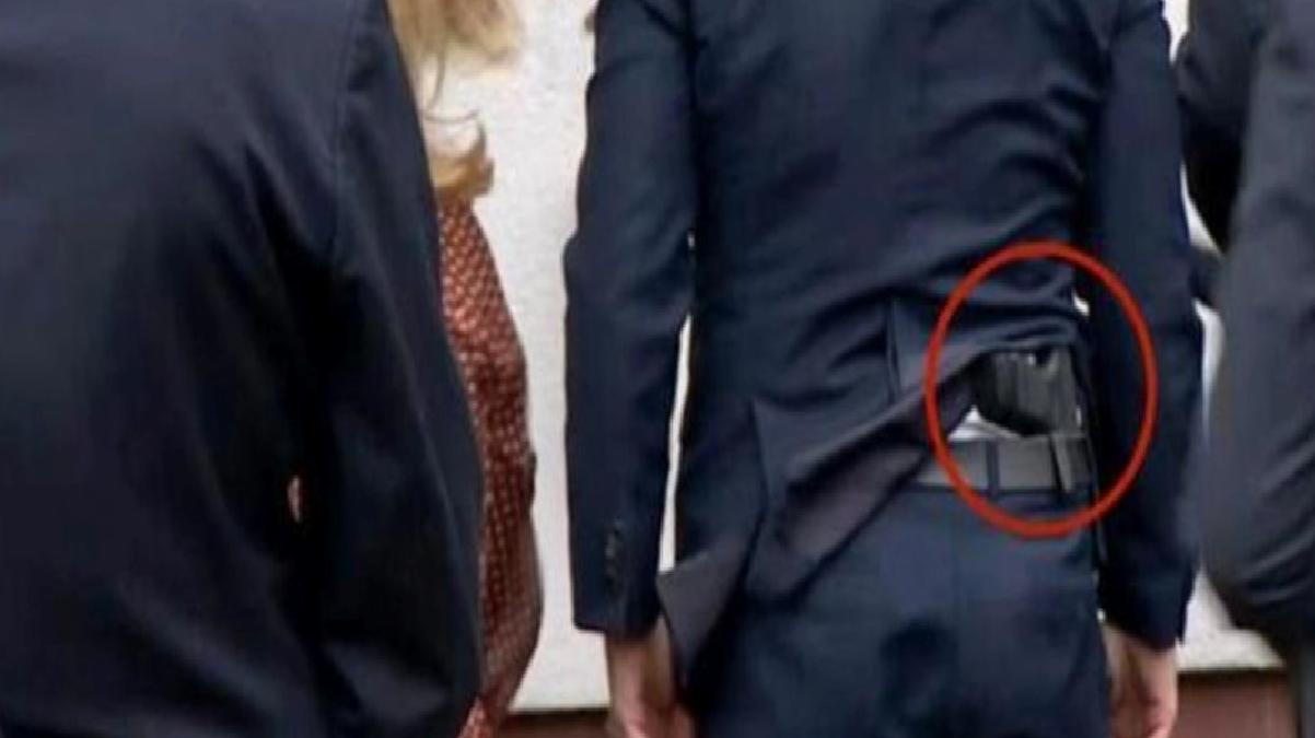 Polonya Adalet Bakanı belinde silahla görüntülendi