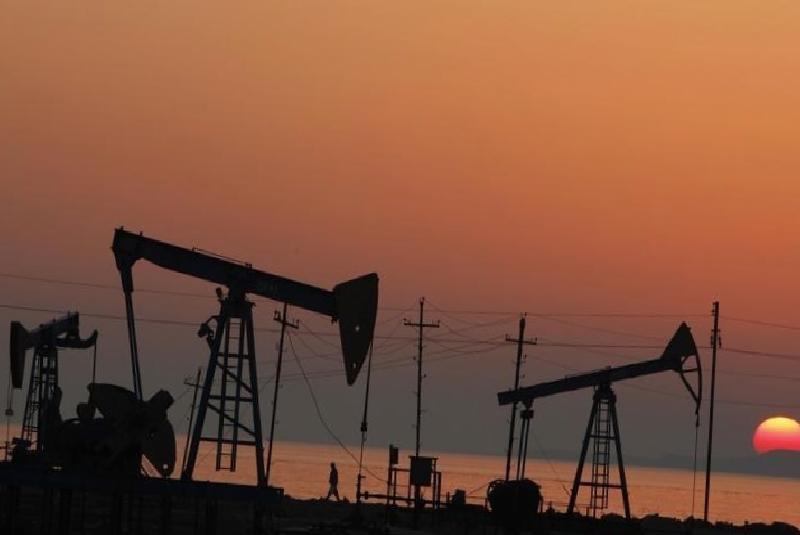 Petrol fiyatları, düşük talep ve resesyon etkisiyle bir ayın en düşük seviyesine indi