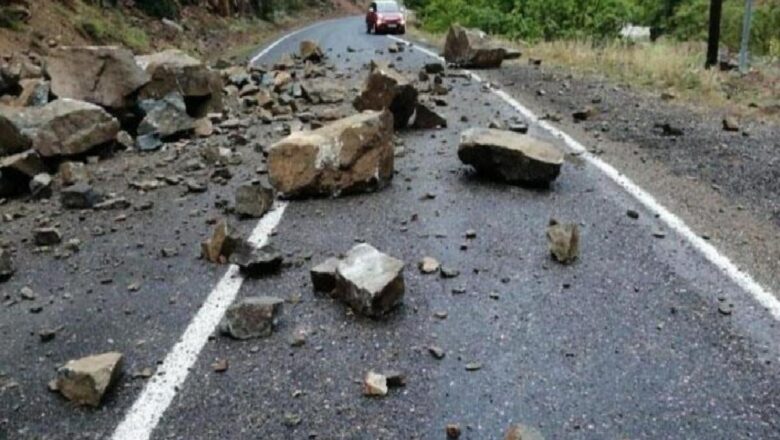  Son Dakika: Adana’da heyelan nedeniyle üzerine kaya devrilen otomobildeki 4 öğretmen hayatını kaybetti