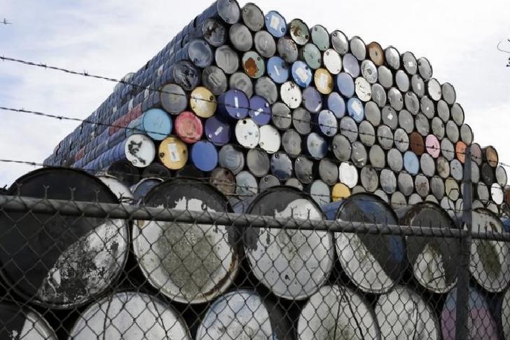 Stoklardaki düşüşe rağmen petrol fiyatları geriliyor