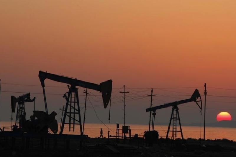 Arz endişelerinin desteğiyle petrol, 3 günlük kaybın ardından toparlanıyor