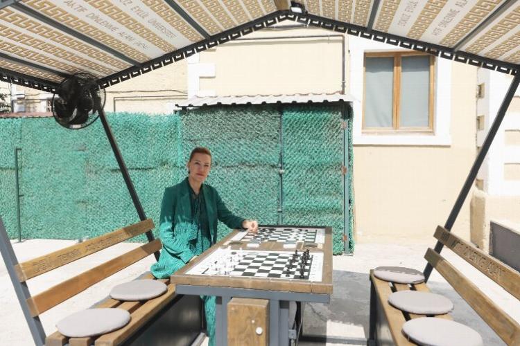 Deprem titreşim sensörüne sahip akıllı çardak