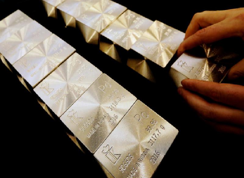 Kıymetli madenlerin üzerindeki satış baskısı sürüyor