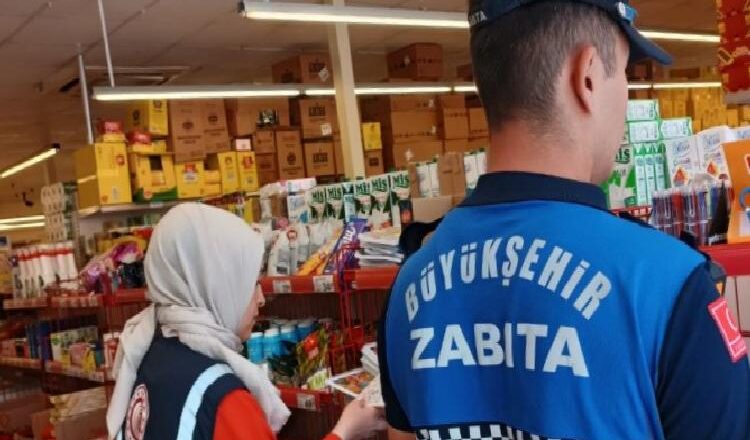  Kocaeli Zabıtası market denetimlerini sürdürüyor