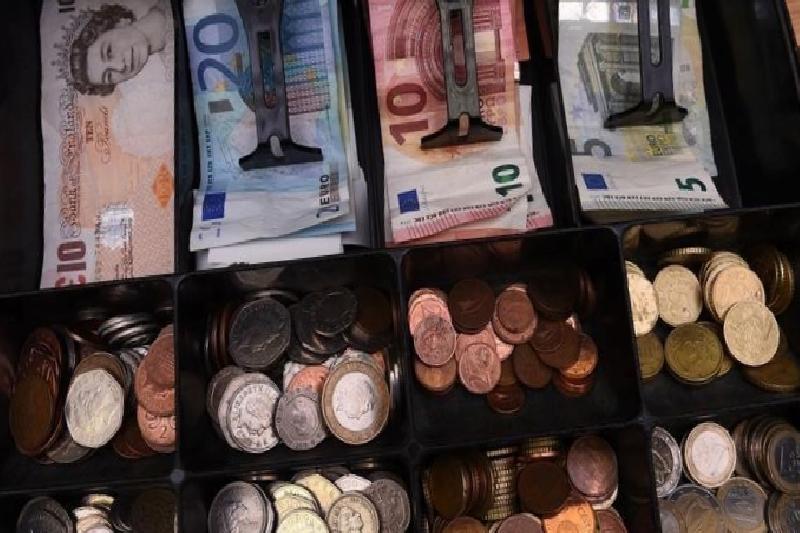 İngiltere Merkez Bankası şahin bir duruş sergilerken Euro, Pound karşısında değer kaybetti
