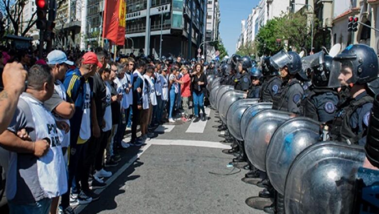  Arjantin’de yeni hükümetin kemer sıkma politikasına tepki! Yüzlerce kişi sokağa indi