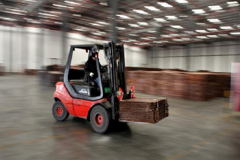 Bakır fiyatları güçlenen dolar ve LME stoklarındaki artışla düştü