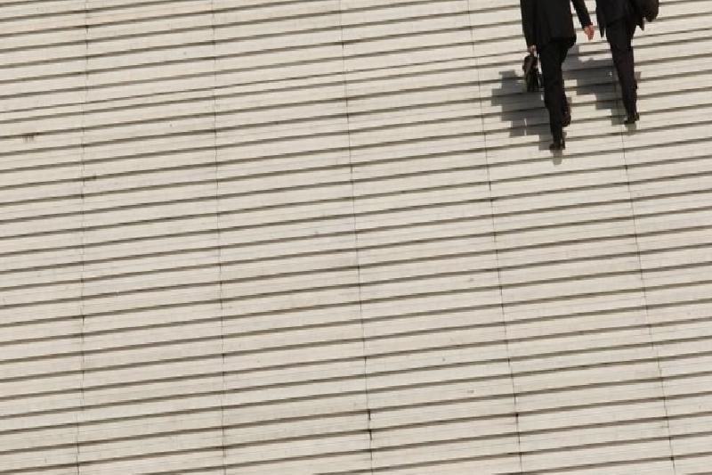 Westpac net kârı düştü, geri alımları 1 milyar A$ artırdı