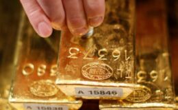 Altın fiyatları rekor seviyelerden düşüş gösterdi; Trump’ın tarifeleriyle 5. haftalık kazanca hazırlanıyor