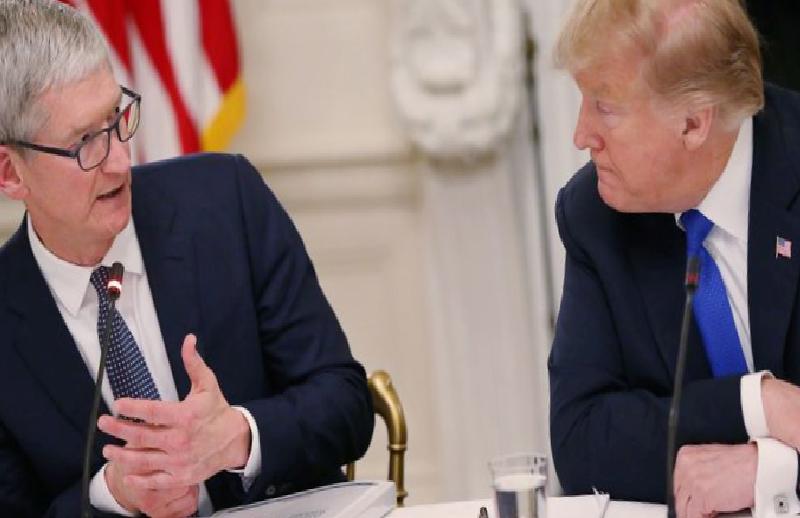 Apple’ın Cook’u Trump’ın yüzüğünü öptü, ancak tarifeler 300 milyar dolara yakın değeri sildi